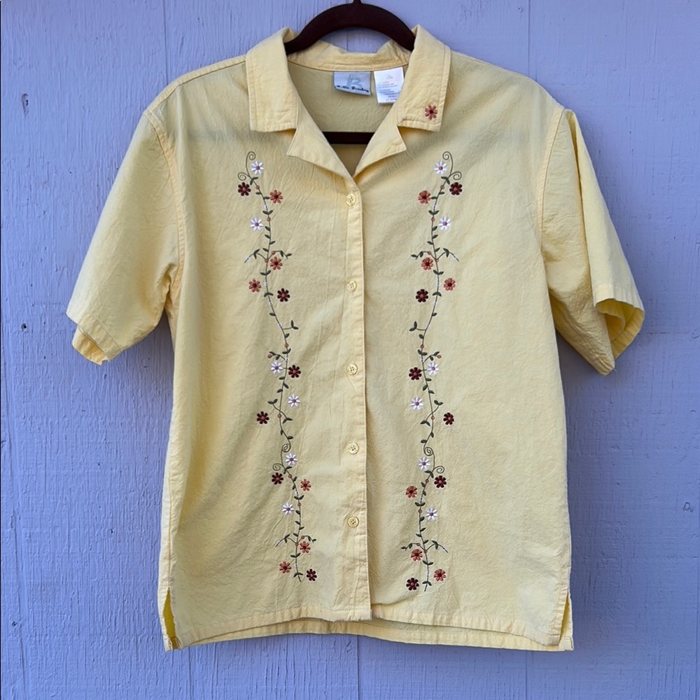 Bobbie Brooks Butter Yellow Floral Embroidered Button Up Short Sleeve Shirt